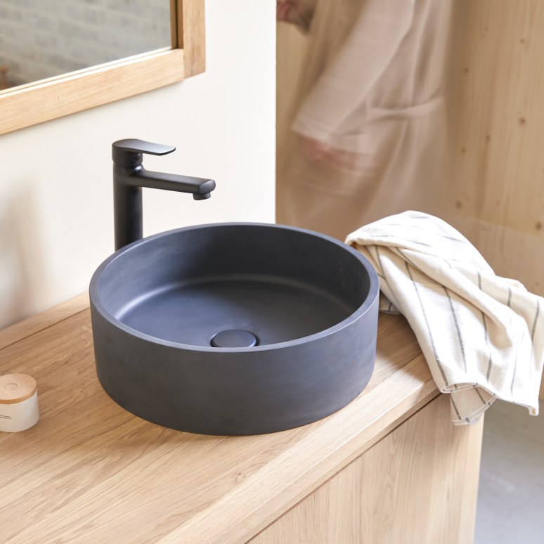 Gina - Round washbasin in black terrazzo